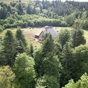 https://le-domaine-de-la-louve-blanche.hotels-rhonealpes.com